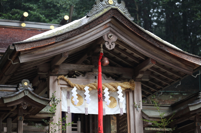 石部神社。 菊の紋がこの神社の...