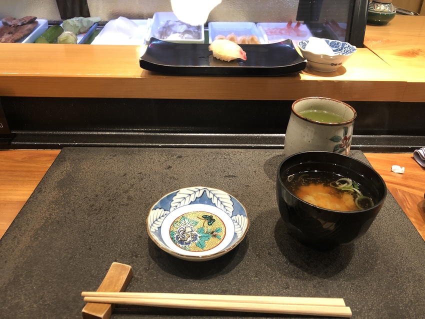 お醤油のお皿を使うのは、鰤だけ...