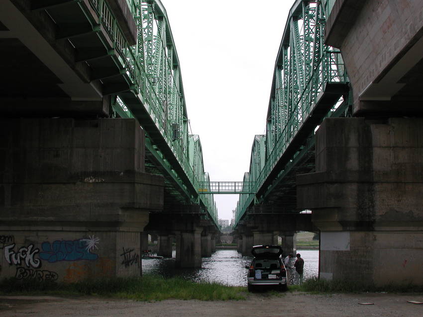 東京荒川に架かる鉄橋 左：宇都...