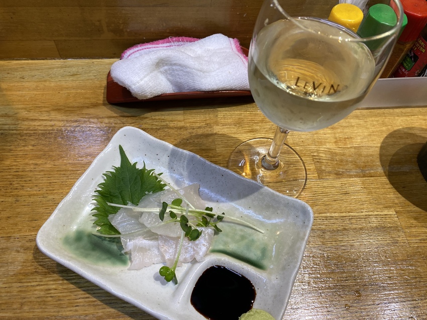 立ち飲み屋でワイン