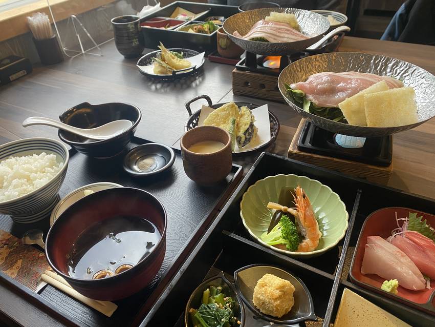 温泉内のレストランの豪華ランチ...