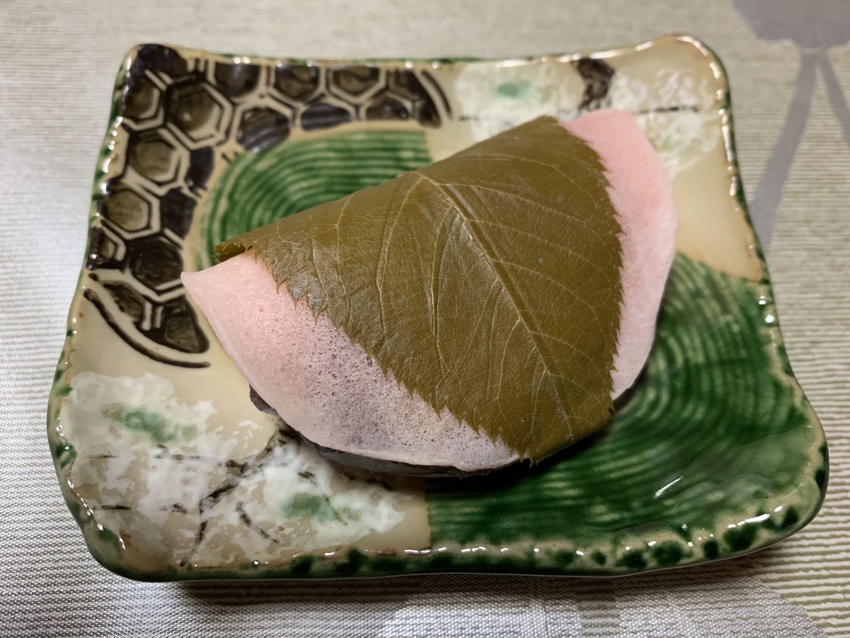 今日のおやつ。桜餅を食べました