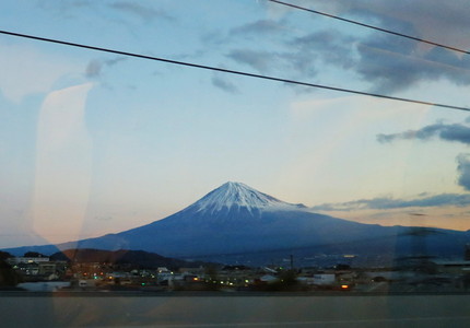 まだ明けきらない空には富士山。...