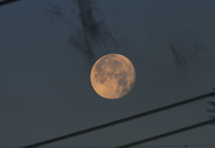 黒い雲がお月さんにちょっかいを...