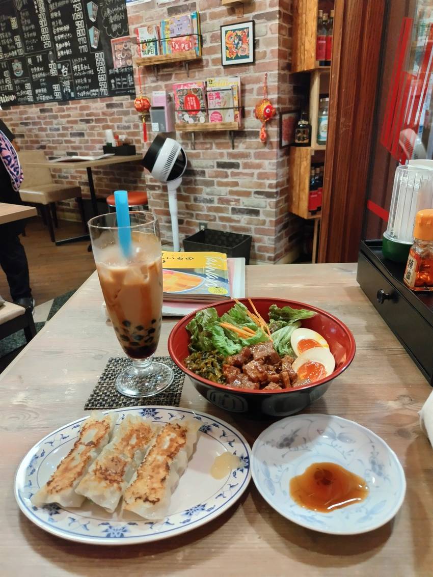 魯肉飯と棒餃子とタピオカミルク...