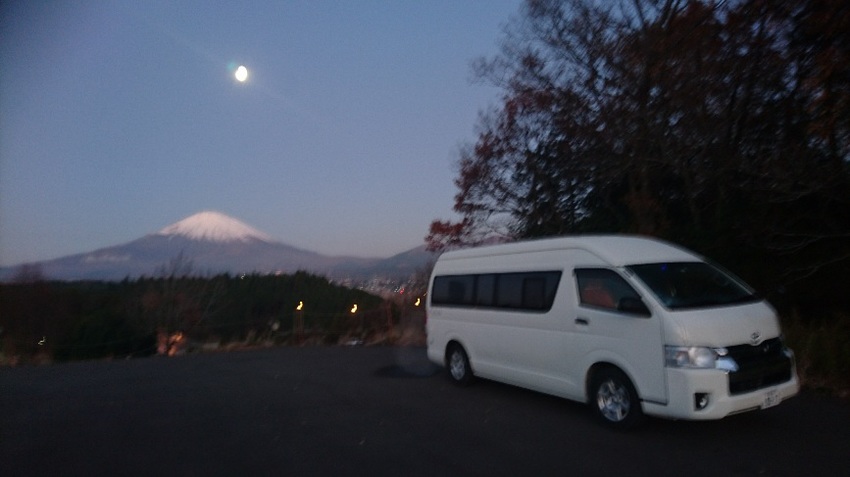 朝06:15、月と富士山。場所...