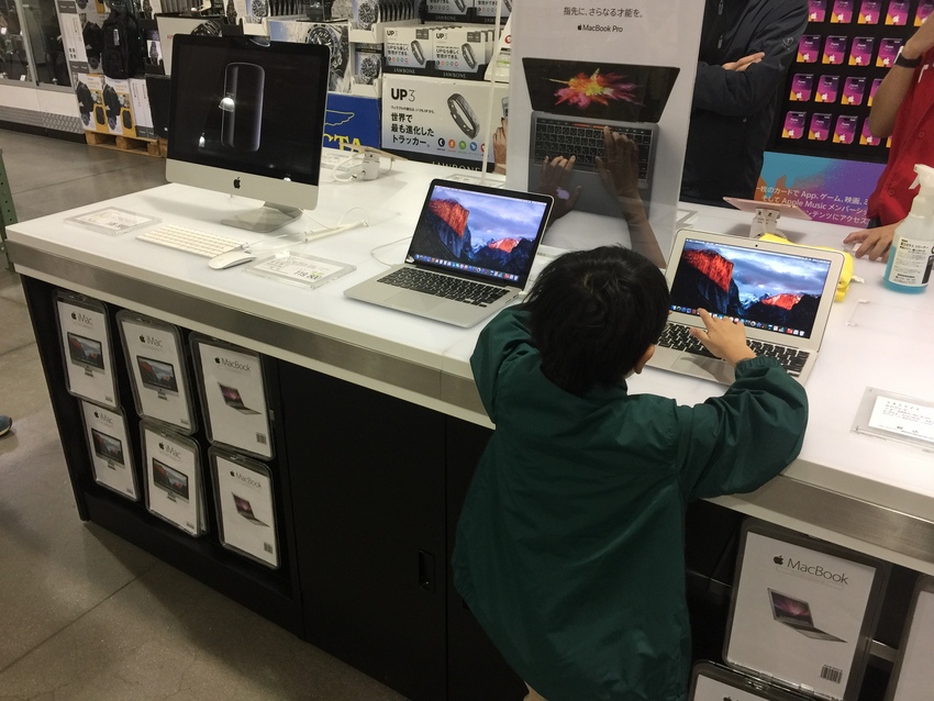 Mac at Costco Japan