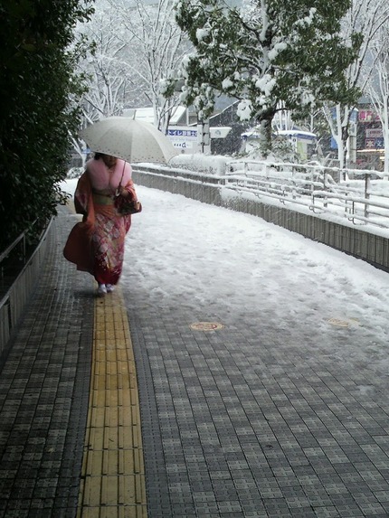 成人式を終わって、雪の中を横浜...