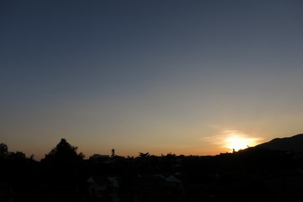チェンマイの学校から見た夕日 ...