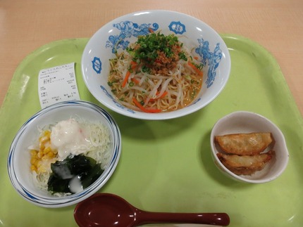 今日の学食は夏メニューの冷やし...