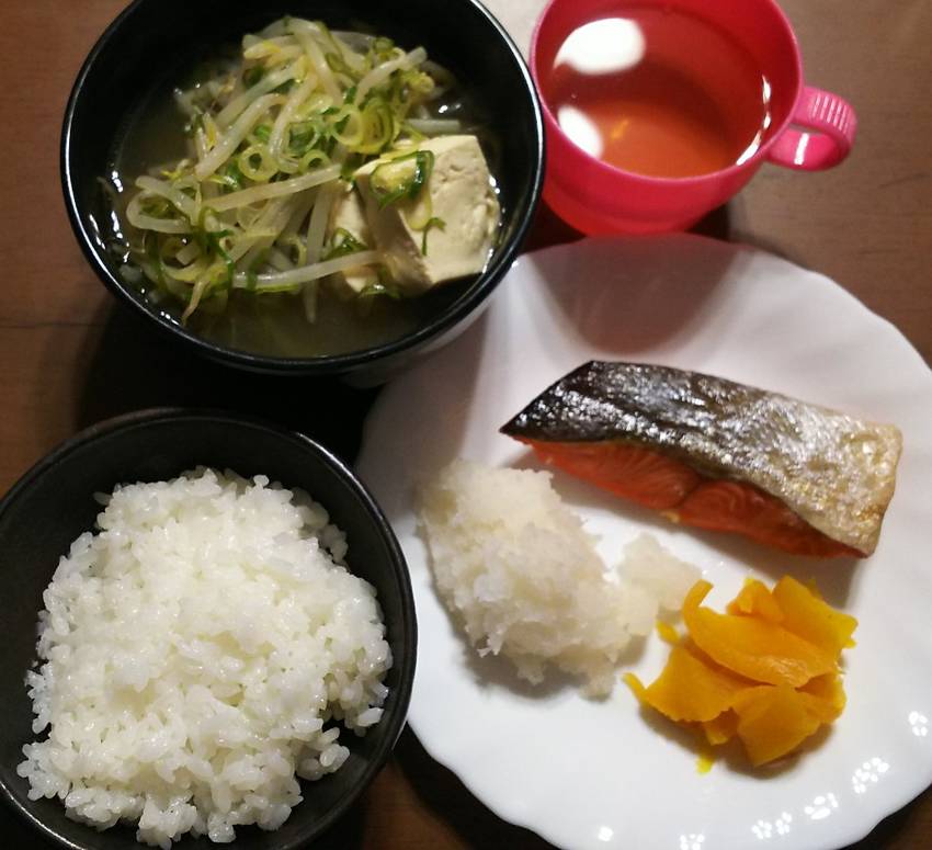 最近のごはん。夕飯 塩鮭と野菜...