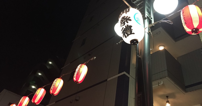 旧東海道にお祭りの提灯が並んだ...