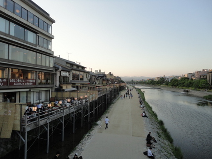 京都の夏の風物詩、いづもやの川...