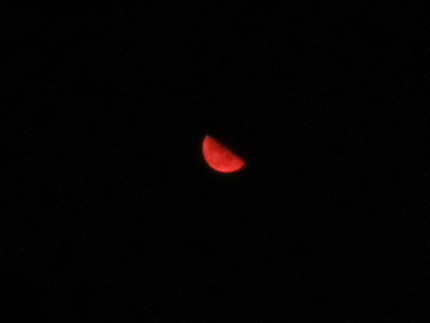 未明の赤い月