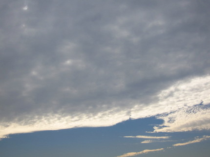 重い雲が覆っていました