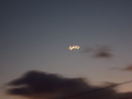 三日月を過ぎた月の下の雲が大き...