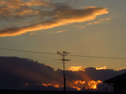 お疲れさまの夕日です～雨の後に