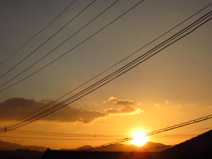 お疲れさまの夕日です～17:5...