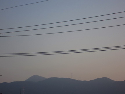 夕暮れ時の遠くの山