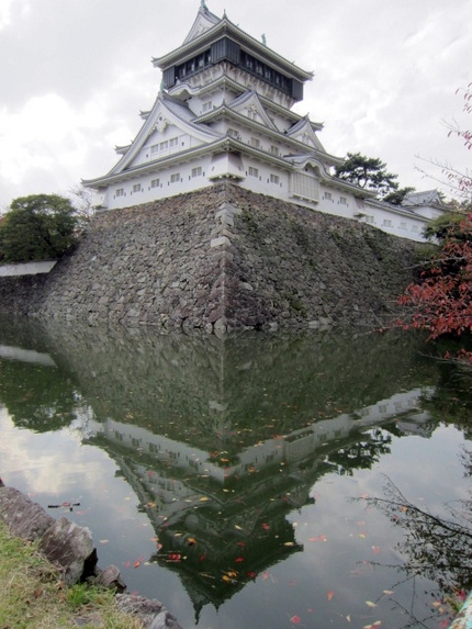 今日の小倉城～桜葉の紅葉が美し...
