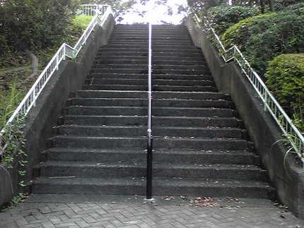 　公園に続く階段　（３０段）