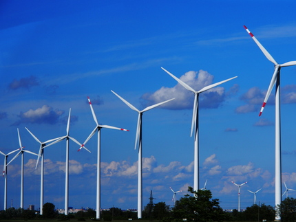 風力発電の風車が連なる