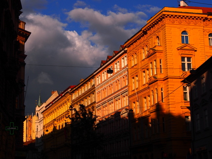 夕陽がプラハの街を染め上げる
